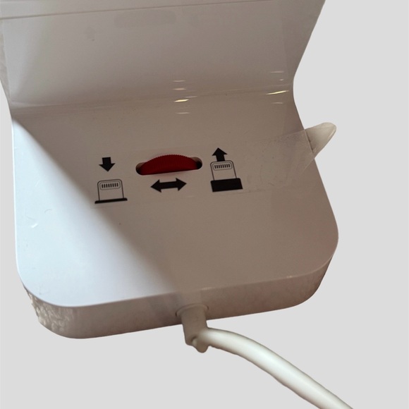 belkin 2-in-1 iPhone and Apple Watch Charger - Picture 5 of 8